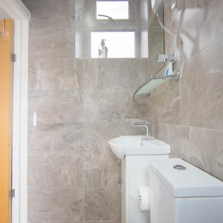 Cosy One Bedroom Flat - Fantastic Location Apartment