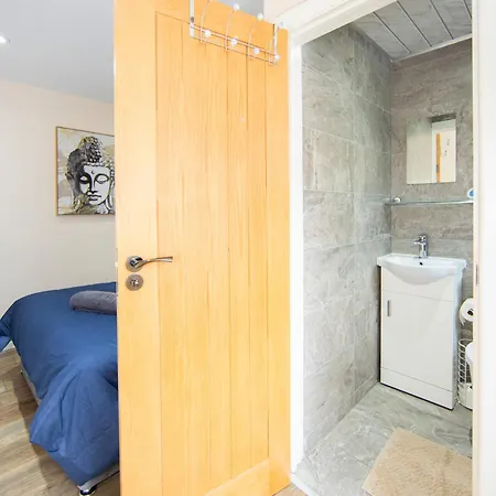 Apartment Cosy One Bedroom Flat - Fantastic Location *